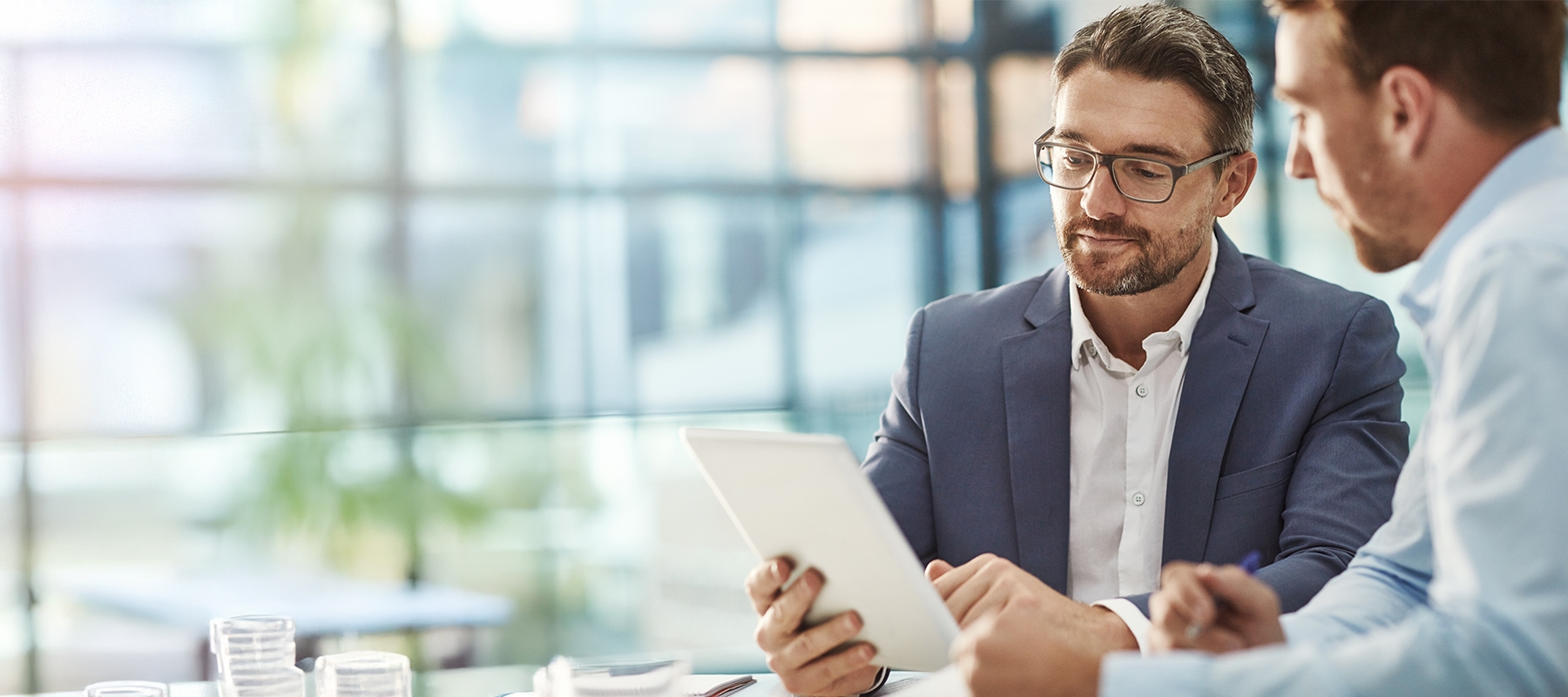 استعن بخبراء الامتثال الذين يحافظون على أمن وسلامة أعمالك التجارية